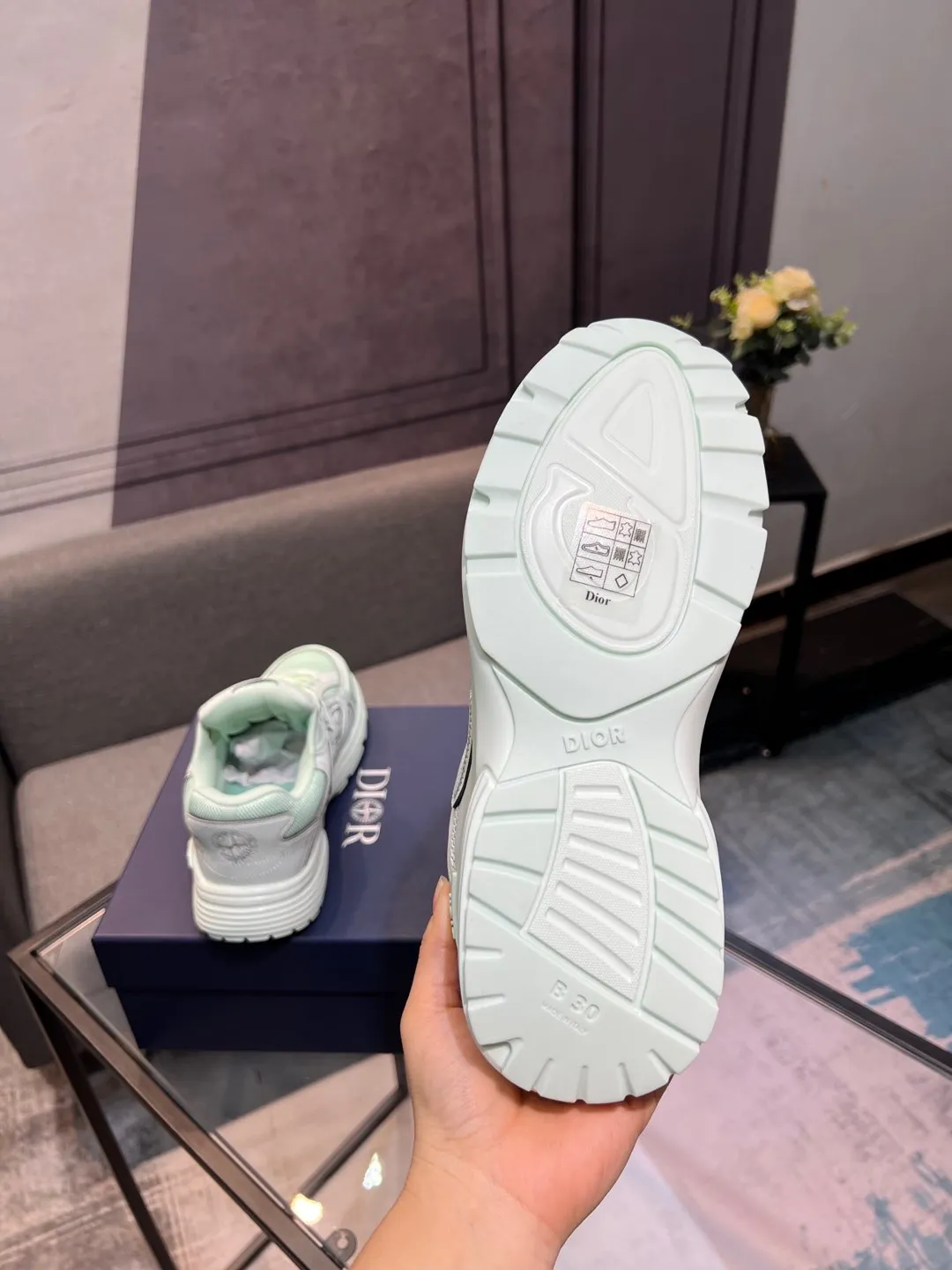 Men's shoes 💰600 high version joint model 🍸 Dior Dior The Island co-branded B30 sneakers follow the trend of the retro market and are Dad Shoes style shoes. The Dior logo on the tongue also indicates that this pair of shoes is the B30 model! B30 uses fine-textured leather and mesh cloth materials to form a shoe body. There are conspicuous letters CD on both sides of the shoe body to indicate the identity. Many lines on the shoe body outline the details, making the shoes look less monotonous and full of retro flavor. ♺ Upper: Original customized technical fabric + mesh ♺ Inner lining: Original customized breathable lining ♺ Outsole: Original molded IP foam + TPU outsole ♺ Heel height: 3.5cm ♺Code number: 39-44 (45 46 customized)